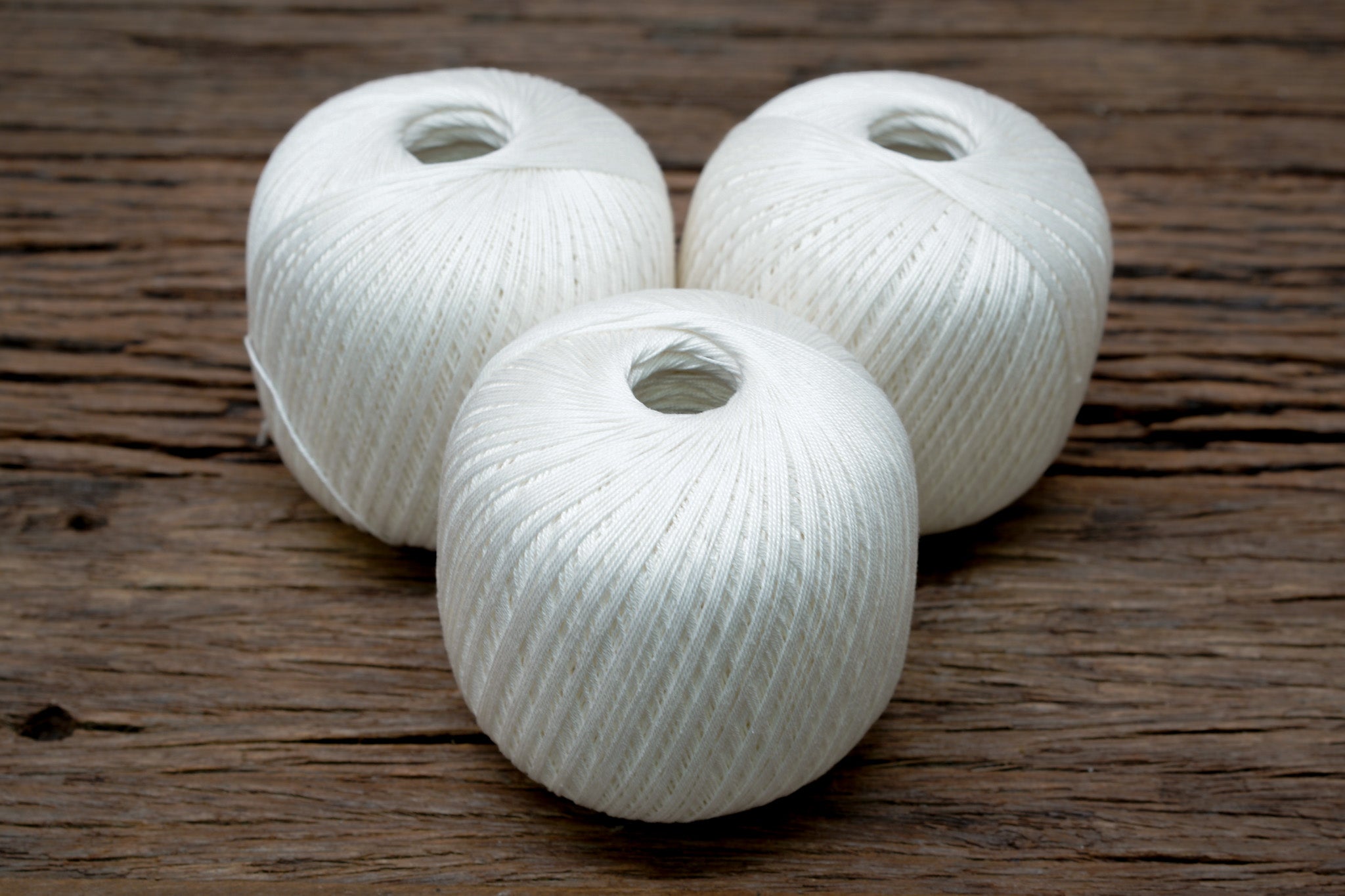 Milk white color mercerised cotton 100g/452m