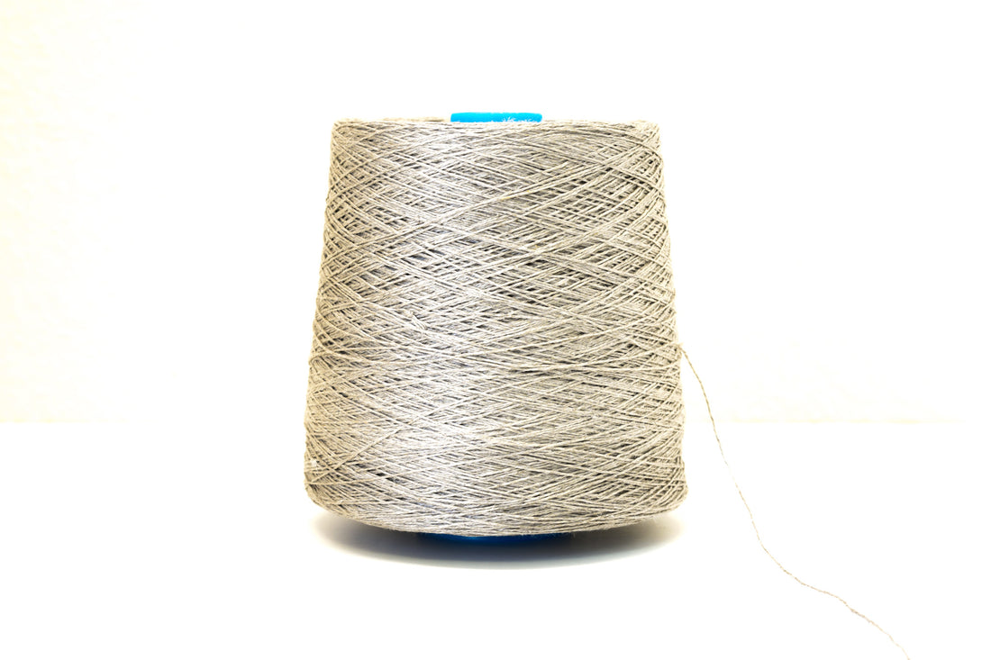 Natürliches graues Leinengarn auf Kegel 900 g. Baltischer Flachs