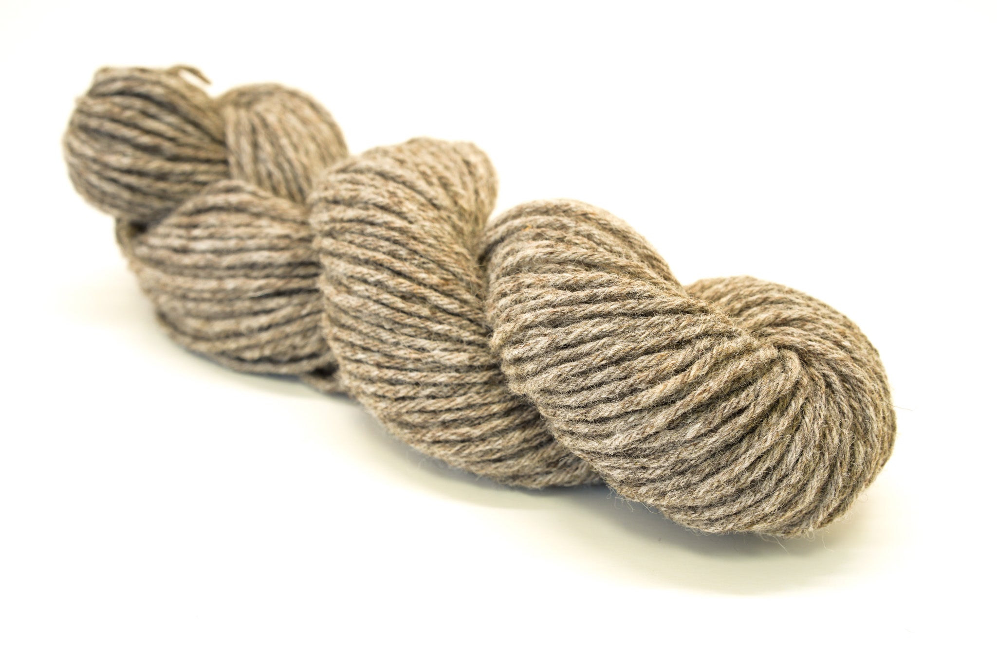 Graubraunes neuseeländisches Wollgarn, 100 g/115 m.