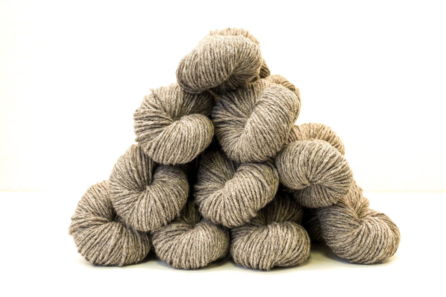 Graubraunes neuseeländisches Wollgarn, 100 g/115 m.