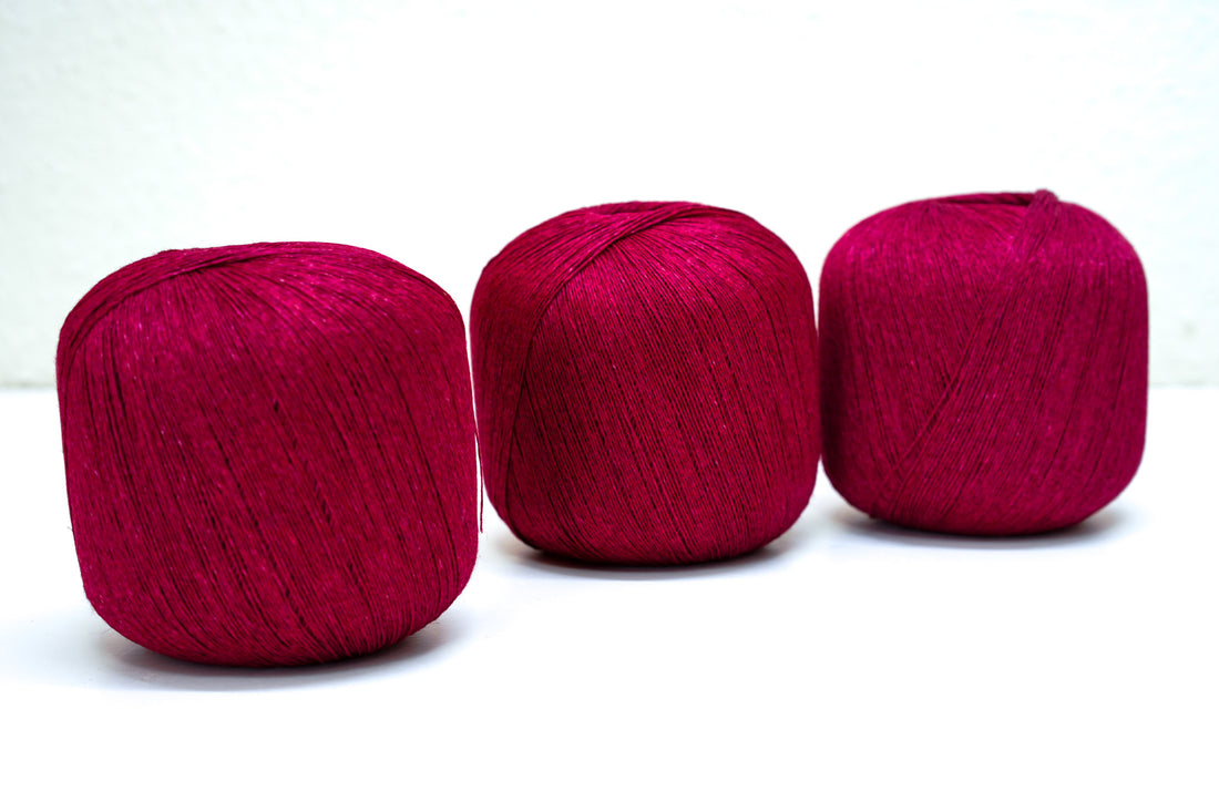 100 % Leinengarn in rot meliert Farbe