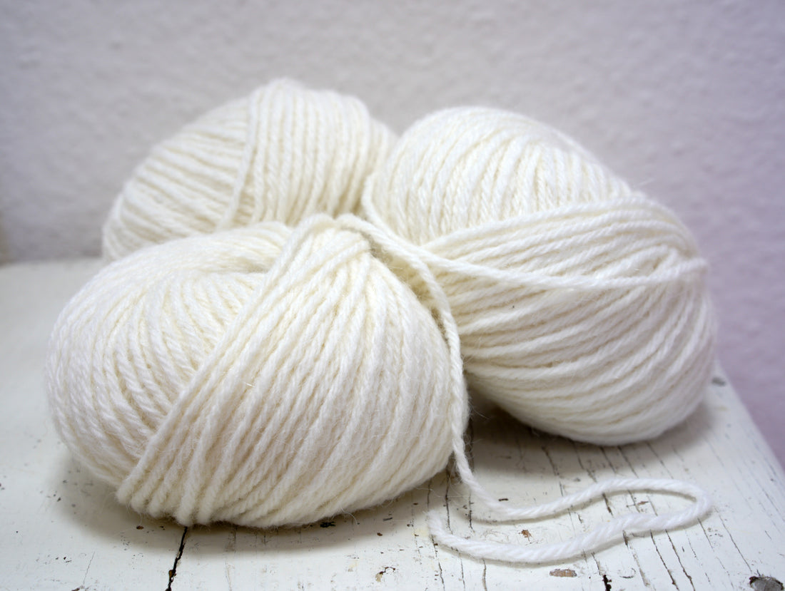 White alpaca wool yarn blend