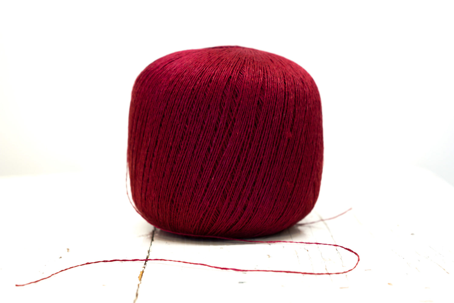 Burgundy red color 100% linen 100g/670m