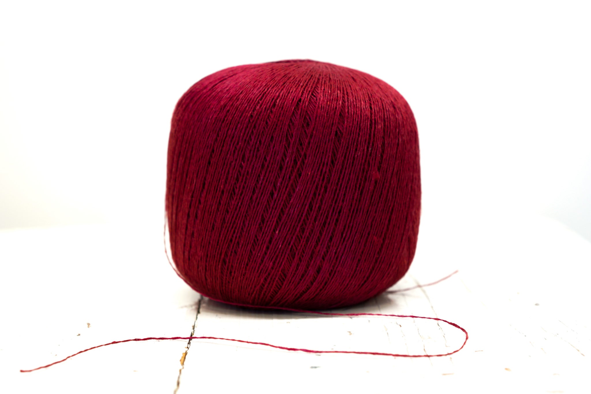Burgundy red color 100% linen 100g/670m