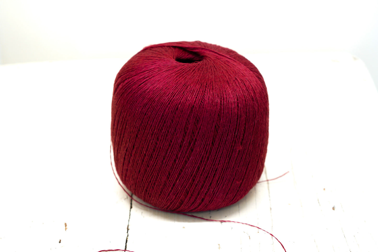Burgundy red color 100% linen 100g/670m