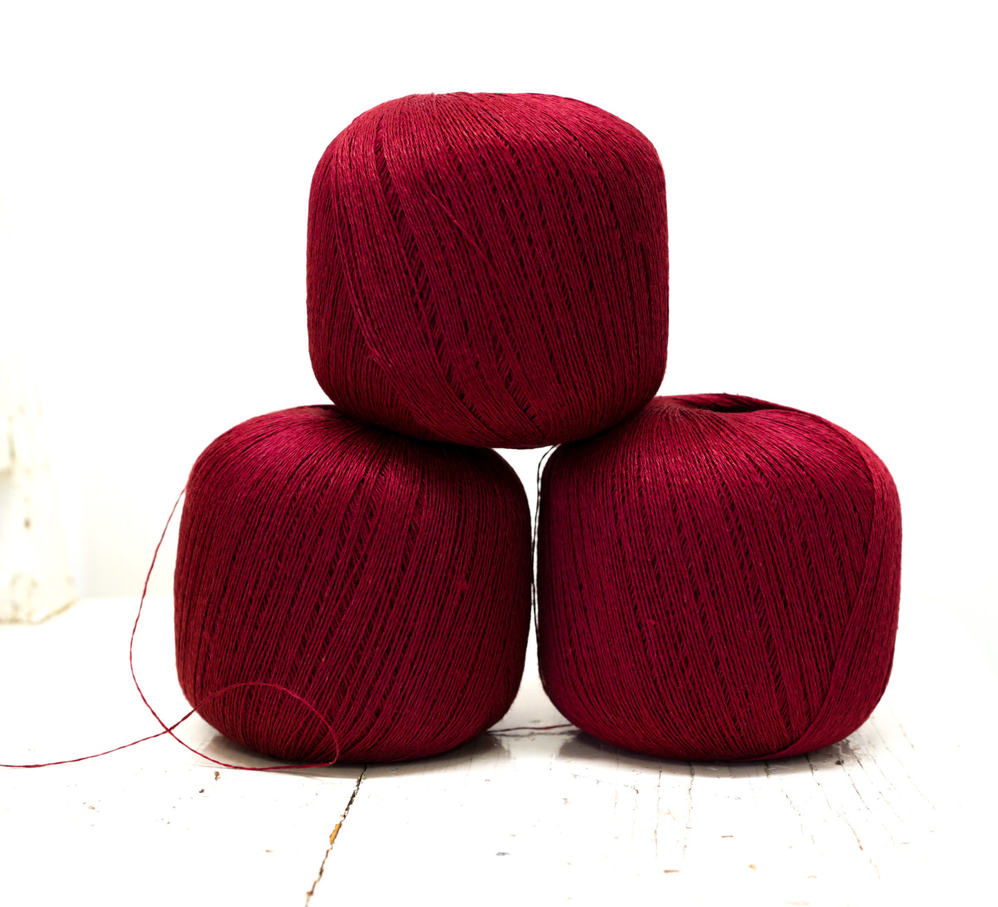 Burgundy red color 100% linen 100g/670m