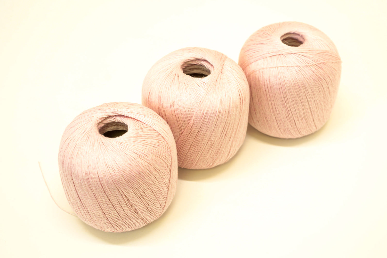 Pearl rose color linen yarn 100g.
