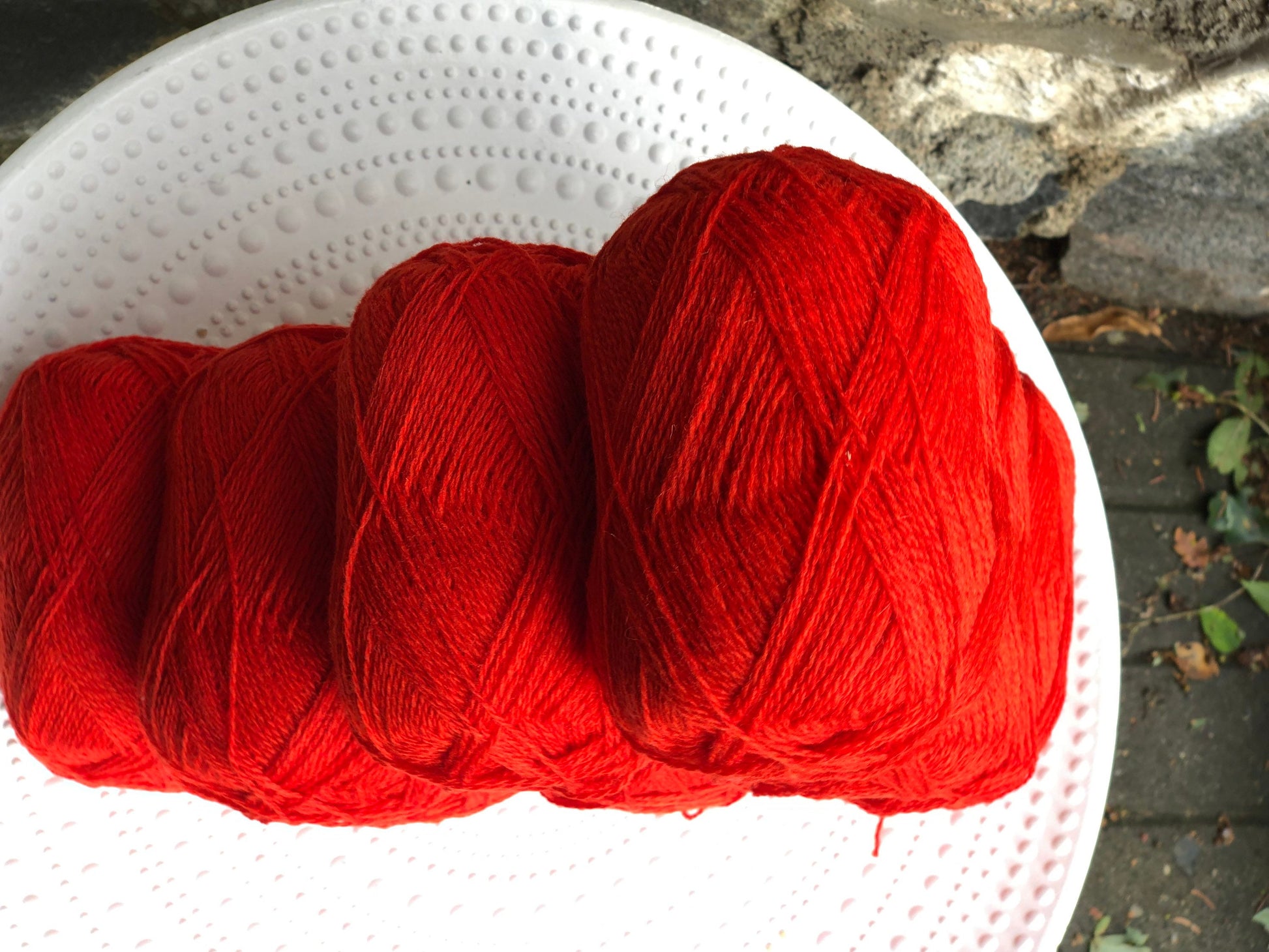 Scarlet red New Zealand wool yarn | scarlet-red-new-zealand-wool-yarn