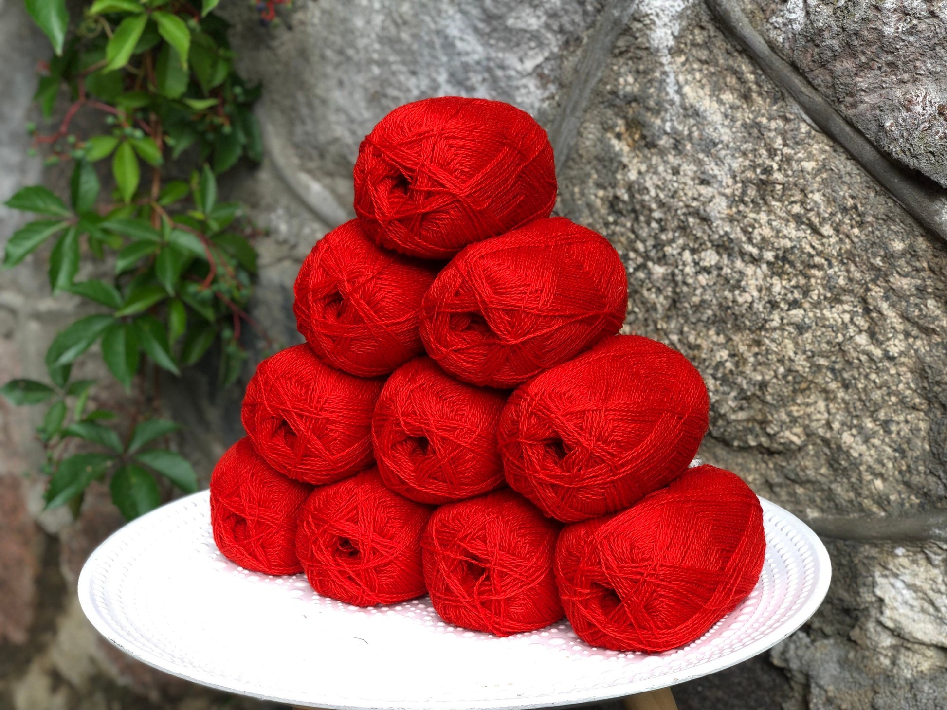 Scarlet red New Zealand wool yarn | scarlet-red-new-zealand-wool-yarn