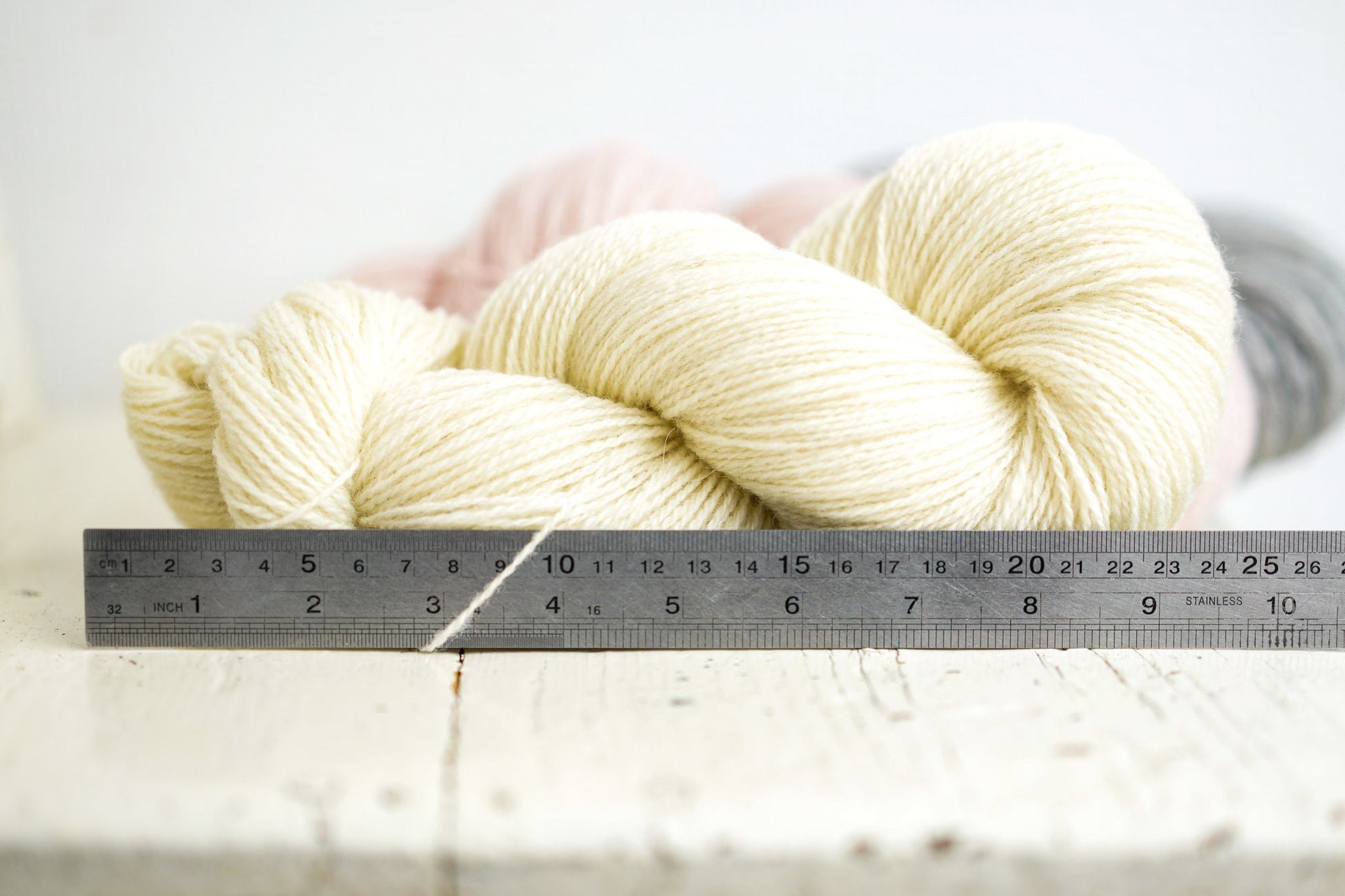 White and grey shades New Zealand wool yarn | white-and-grey-shades-new-zealand-wool-yarn