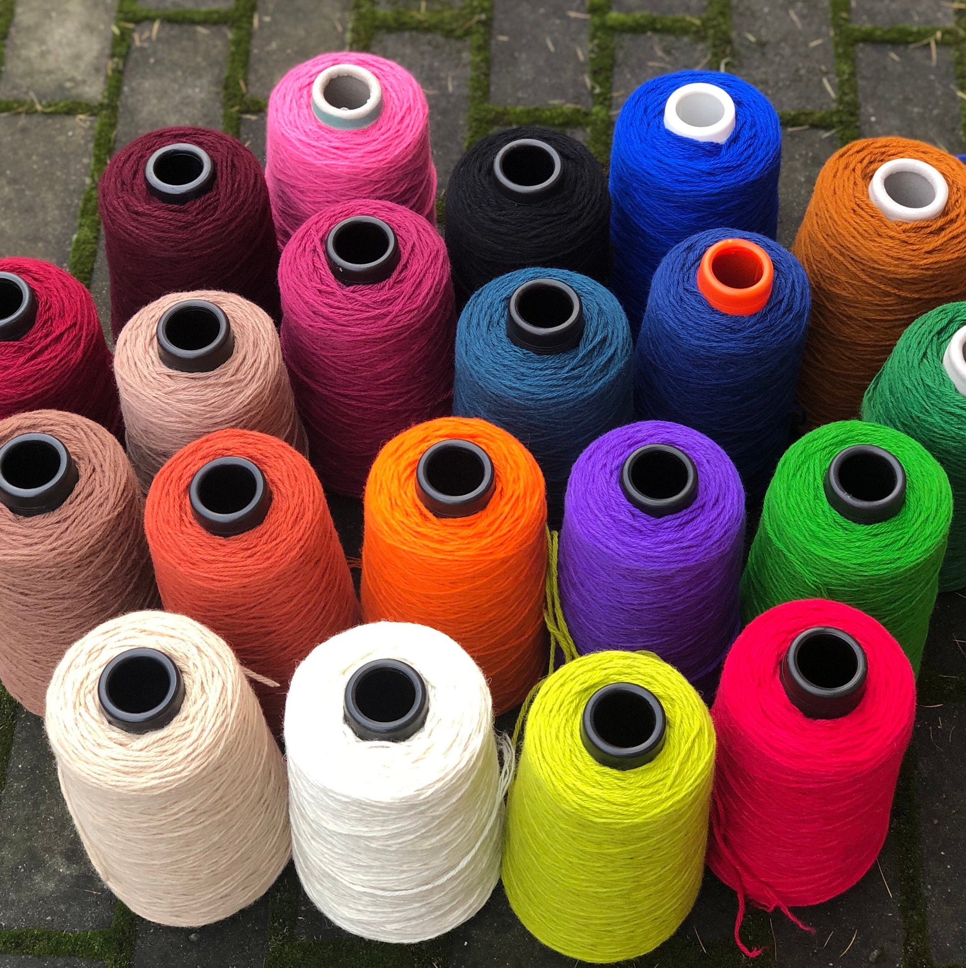 Milk-white tufting wool in cone, Yarn for knitting