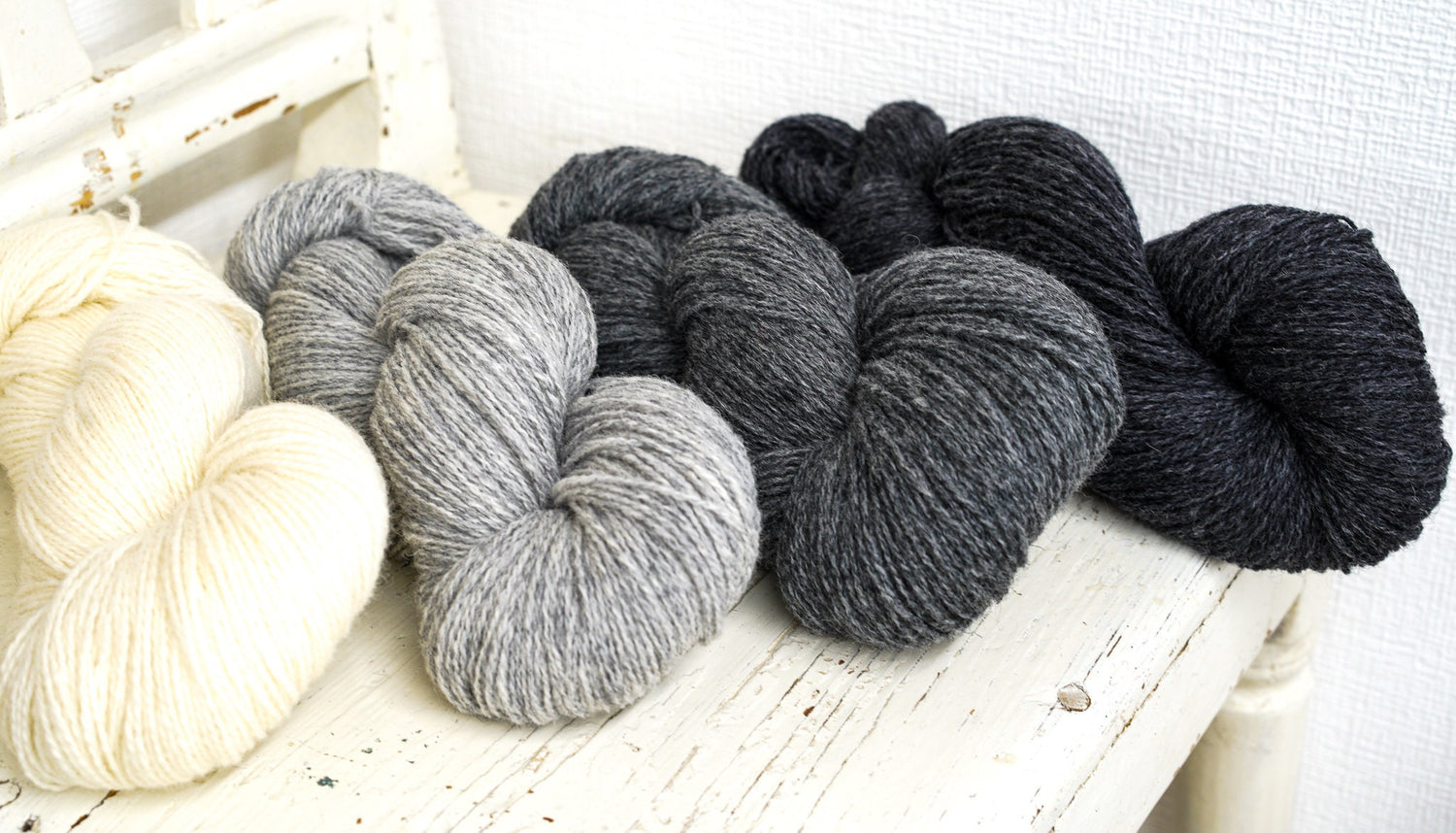 White and grey shades New Zealand wool yarn | white-and-grey-shades-new-zealand-wool-yarn