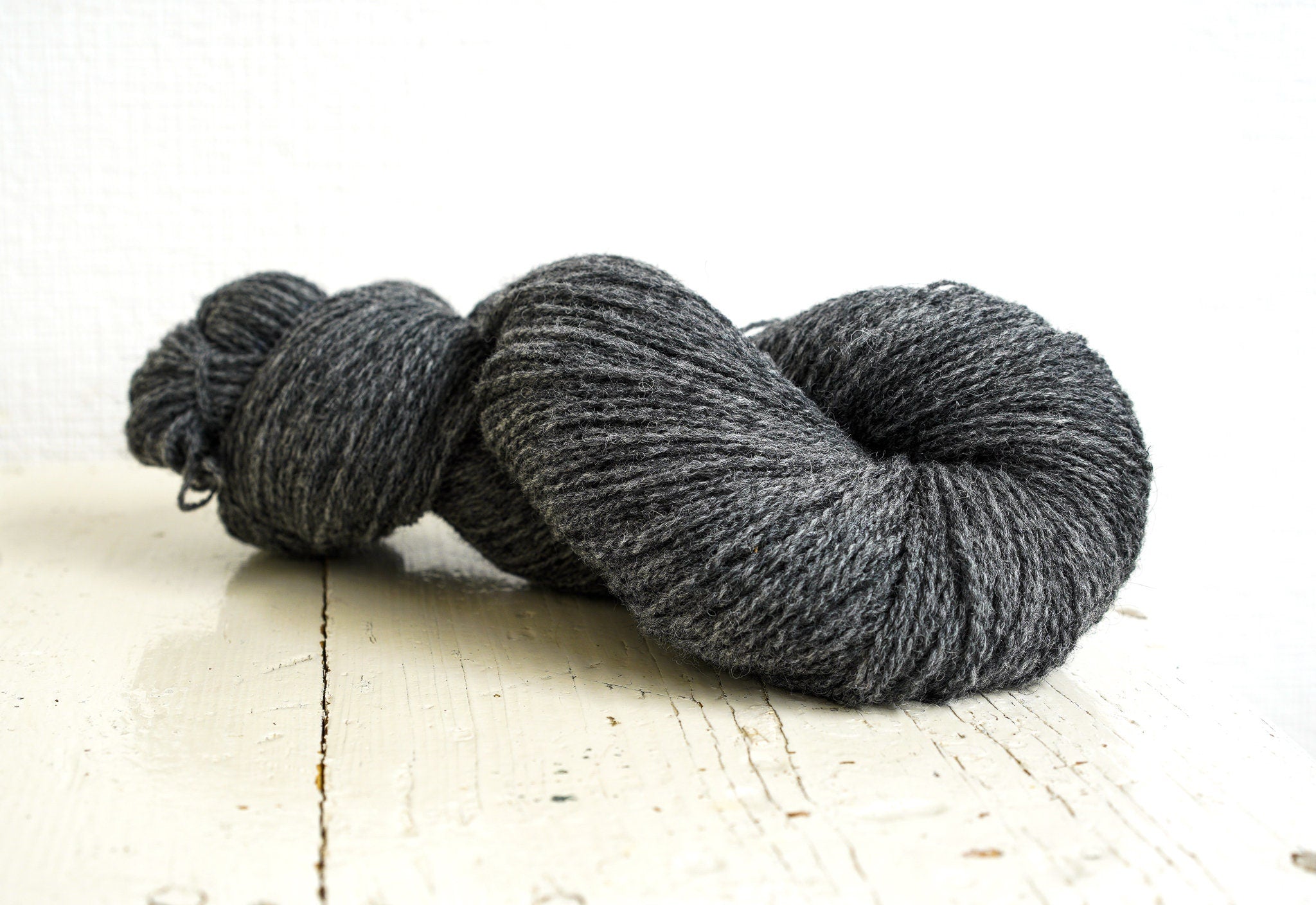 White and grey shades New Zealand wool yarn | white-and-grey-shades-new-zealand-wool-yarn